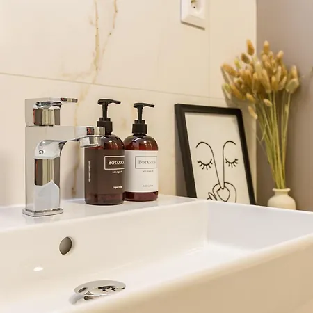 Boheme-city Center-castle-riverside-self Check-in-aircondition *